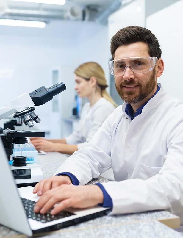 Wissenschaftler arbeitet im Labor am Mikroskop