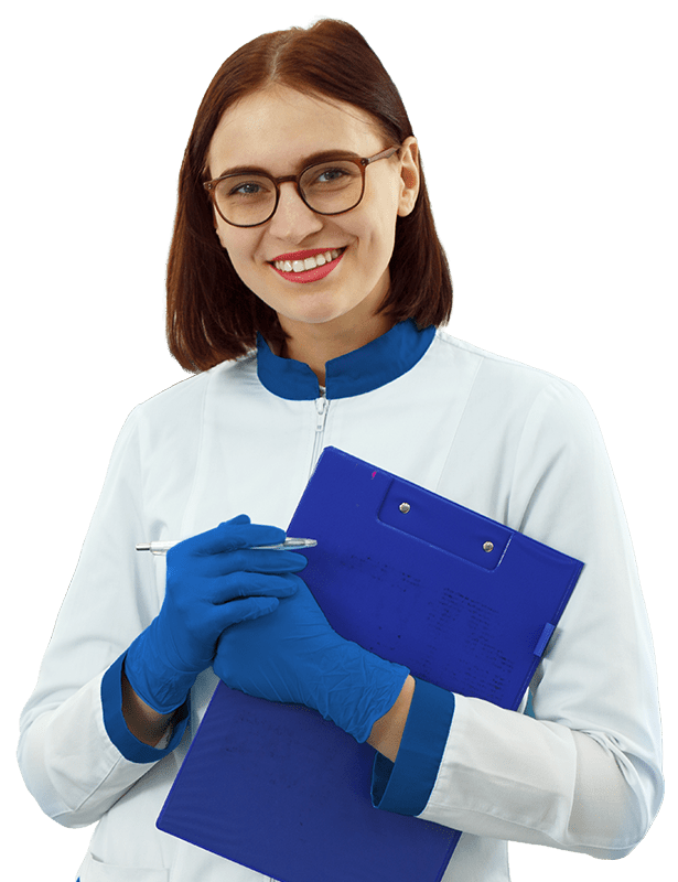 Laborantin mit Klemmbrett und Stift lächelt