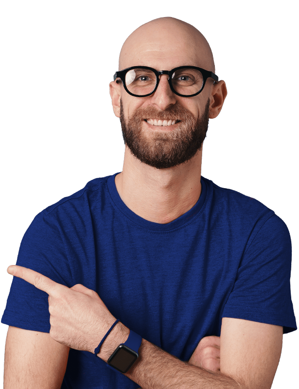 Lächelnder Mann zeigt nach links