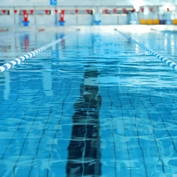 Leeres Schwimmbecken mit klar blauem Wasser