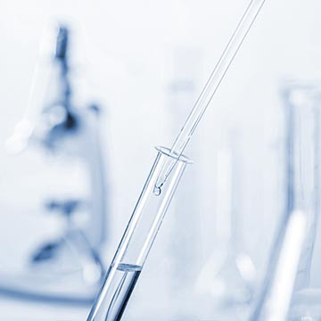 Pipette mit Flüssigkeit im Labor